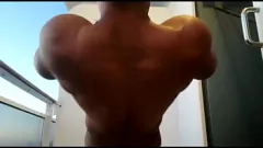 Jouer Demolizione sensuale: un amatoriale dal cazzo grosso invita a fare una doccia bollente
