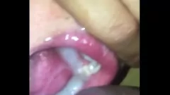 Abspielen Latina-Frau beginnt mit Spielzeug, bevor sie Schwanz und Sperma in den Mund bekommt