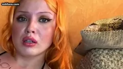 Abspielen Heißes südafrikanisches MILF-Babe wird beim Fingern in der College-Sexszene wild