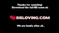 Redare Sora vitregă adolescentă îi oferă fratelui ei vitreg cea mai bună muie în gât adânc cu sânii ei mari naturali