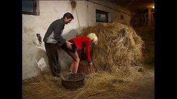 Ele fode a loira perto da cabeça com feno