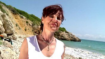 Reproducir Milf solitaria en la playa penetrada por un joven cachondo