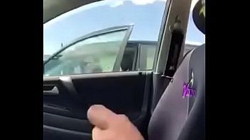 تشغيل ترى أحمر الشعر سائقا يقوم بمخلبه في السيارة وتمصه من قضيبه
