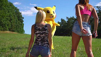 déguisé en pikachu fait xxx en pahardcoree avec deux femmes innocentes