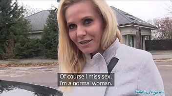 Jouer Sexe oral en public la nuit avec une femme de 18 ans