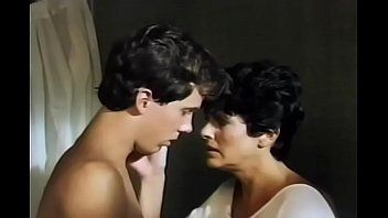 Jouer La belle-mère donne des moments inoubliables dans la salle de bain
