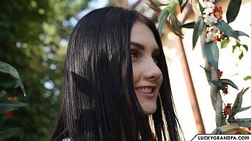 bruneta face sex cu un fotograf in varsta