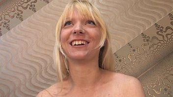 Odtwórz Blondynka porno z zadrapanymi zębami ssie kutasa suki