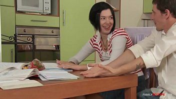 Jouer Sa sœur de 18 ans avec une chatte super excitée veut que sa bite soit enfoncée profondément
