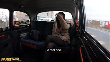 Face sex cu taximetristul ei preferat pe drum spre casa drept rasplata