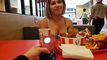 Abspielen Xxx in der Öffentlichkeit mit einer Teenager-Muschi, die xxx im Handtuch von kfc macht
