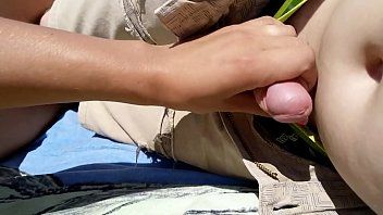 Odtwórz Jej napalony mąż pociera jej napalonego kutasa na plaży