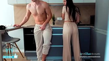 Reproduzir Futai com uma morena fazendo sexo na cozinha