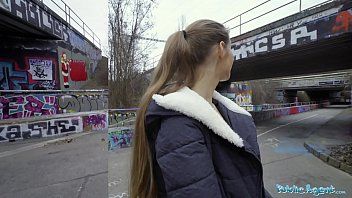 xxx atriz faz xxx em público com um homem louco por sua bucetinha hardcore