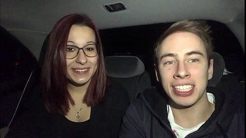 uma cadela de óculos chupa no carro de uma pessoa excitante