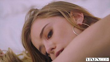 Jouer modèle blonde combiné avec un gigolo avec une grosse bite