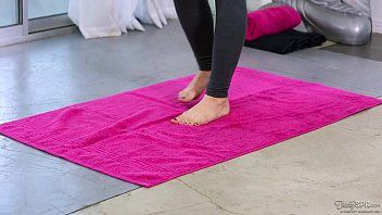 Reproducir Masaje de yoga y sexo oral sensual ofrecido al padrastro