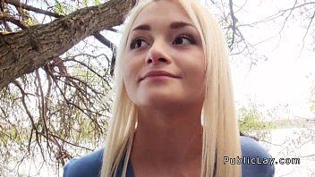 Abspielen Die blonde Ärztin aus Russland hat Sex in der Natur