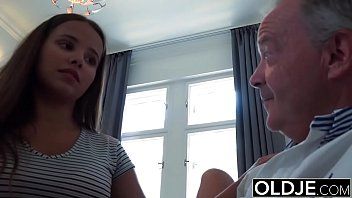 Abspielen Fick mit einem alten Mann, der gerne Sex mit süßen Kindern hat