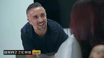 Reproduzir Esta mulher insaciável conversa por vídeo com um vibrador e faz sexo com um amigo