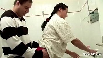 Odtwórz Jeden łapie swoją szefową w łazience i ją pieprzy