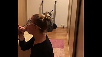 Une milf aux yeux bandés et filmée en train de faire une pipe