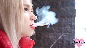 Reproducir Paga dinero fuerte a una mujer asiática por un juego de sexo oral