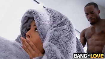 Des clips de sexe roumains hardcore pénètrent sa chatte dans la salle de bain