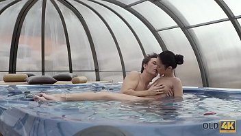Odtwórz Od tego czasu chłopak chce się zrelaksować przy grze w xxx na kanapie