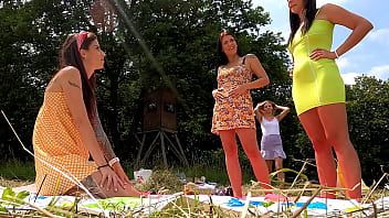Odtwórz Niektóre kobiety grają w twistera w nagich cipkach