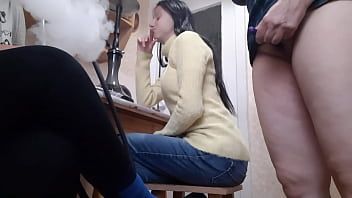 تشغيل فتاة مع شعر كس يستمني في منطقة المطبخ