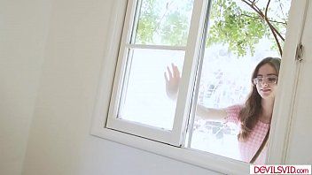 تشغيل إنها معتادة على دخول مرحاض الرجال والتسول للحصول على قضيبها