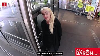 Pociera swojego penisa jak prawdziwa artystka