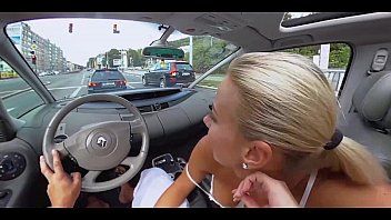 Abspielen Bei Fotzen zeigt sie sich gerne im Auto und bläst mit ihrer Freundin beim Autofahren