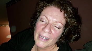Reproduzir Menina Milf com seios muito grandes indo para um spa de relaxamento