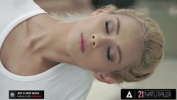 Jouer Tout en se frottant le sexe, il met un doigt dans la chatte de cette blonde aux beaux seins