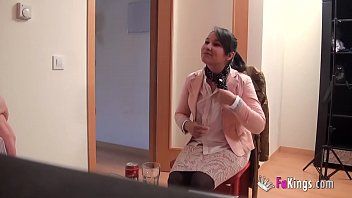 Jouer La fille se masturbe bien parce qu'elle veut t'attendre déjà excitée