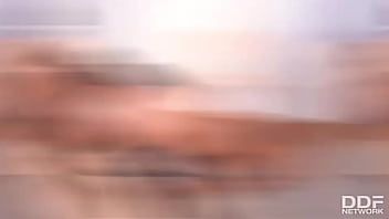 Jouer La fille du village aux grosses fesses qui attend de se faire baiser par derrière