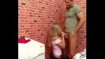 Afspelen Een man penetreert een mooie en hete vrouw