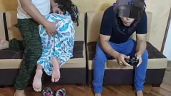 Latynoska MILF zdradza chłopaka z najlepszym przyjacielem, gdy on gra w gry wideo