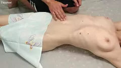 Jouer Hot Petite Babe éprouve deux orgasmes puissants pendant un massage à l'huile