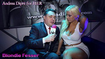 Abspielen Die Blondine, die im Nachtclub arbeitet, gibt ein Interview für einen Fernsehsender