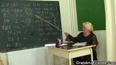 Jouer Une prof blonde mature baise deux étudiants chanceux