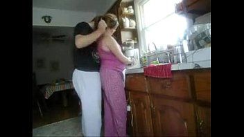 Sex in der Küche mit der Frau, die kocht und der Mann fickt sie in den Arsch