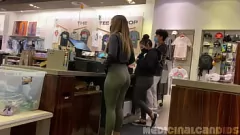 Afspelen Schattige Latina in groene legging betrapt op masturberen tijdens pauze