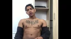 Reproduzir Stud de músculo latino com grande pau preto se afasta na webcam