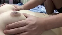 Reproduzir Fetiche brincando com os seios naturais da minha gf asiática e gata excitada