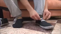 Reproducir FAP FETA FET: el chico amateur se vuelve loco sobre los dedos de los pies
