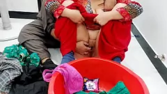 تشغيل يقدم أخت الهندي الجنس الشرجي لمساعدة الغسيل - الصوت الهندي الصريح