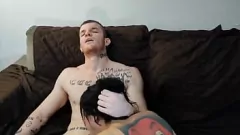 Redare Blonda fierbinte cu tatuaje e de rahat și călărește o mașină de sex